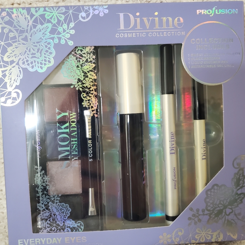 Divine 4 Peice MakeUp Set NWT